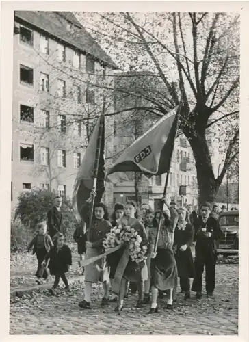 Foto Max Schirner Berlin, FDJ Abordnung, Kranzniederlegung am Grab Werner Seelenbinders in Neukölln