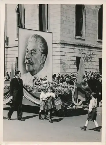 Foto Max Schirner Berlin, 1. Maifeier im Berliner Lustgarten, Unter den Linden, Festzug, Stalin Bild
