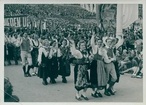 Foto Schirner Berlin, 3. Weltspiele der Jugend und Studenten, Einmarsch ins Walter Ulbricht Stadion