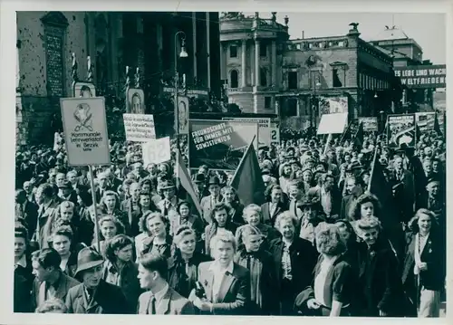 Foto Schirner Berlin, 1. Maifeier der DDR im Berliner Lustgarten, Unter den Linden, Werktätigem Demo