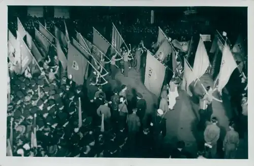 Foto Schirner Berlin, August Bebel Platz, FDJ Fahnenblocks marschieren an Ehrentribüne vorbei, 1949