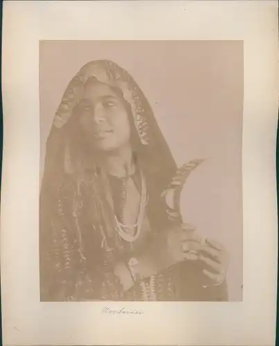 Foto Araberin in Maghreb Tracht mit Tamburin, Portrait, Arabische Frauen beim Wasserholen