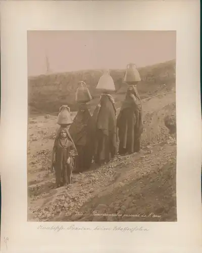 Foto Araberin in Maghreb Tracht mit Tamburin, Portrait, Arabische Frauen beim Wasserholen