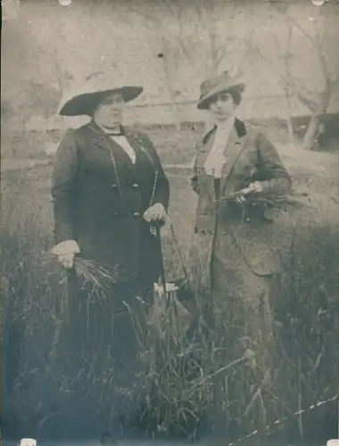 Foto Combalie, Henri, Toulouse, Portraitfotografie, Frauen, Wiese, Strauß