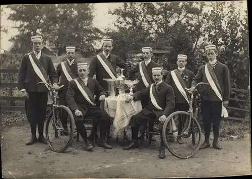 Foto Sport, Gruppenbild, Pokale, Fahrräder