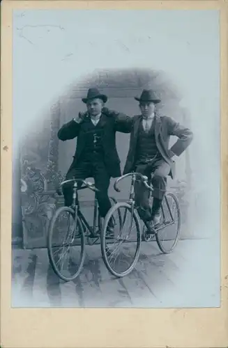 Kabinett Foto Zwei Männer auf Fahrrädern