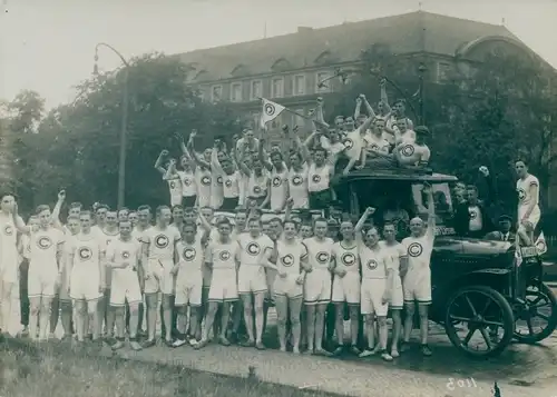 Foto Berlin Charlottenburg, Gruppenfoto Mannschaft SC Charlottenburg, Jungem , Auto