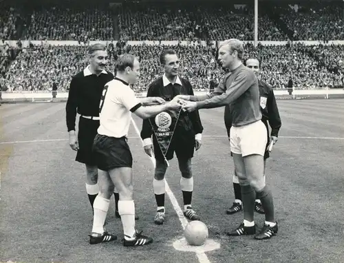Ak Wembley London, Fußballspieler Uwe Seeler, Robert Moore, Endspiel WM 1966, Austausch der Wimpel