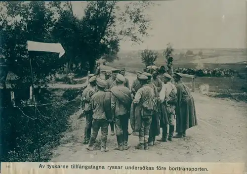 Foto Deutsche Soldaten, I. WK, Lagebesprechung mit Offizier, Straßenpartie