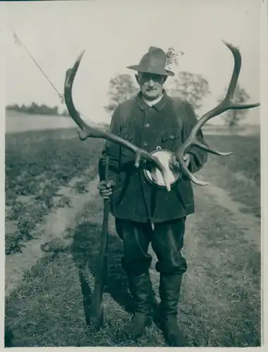 Foto Jäger, Standportrait, Hirschgeweih, Gewehr