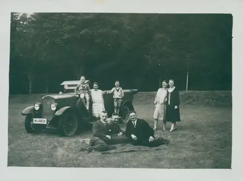 Foto Auto, Cabriolet, Partie im Grünen, Gruppenbild, Männer, Frauen, Kinder, 1929