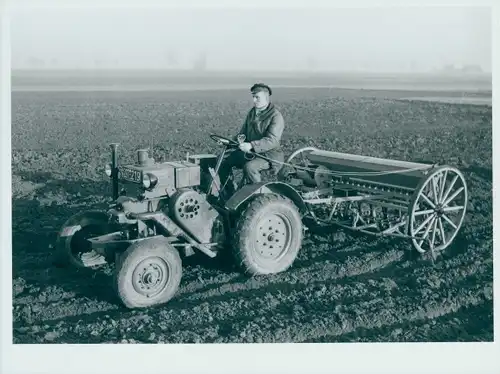 Foto Landwirt, Traktor, Pflügen