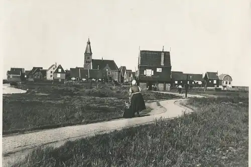 Foto Marken Nordholland Niederlande, Gesamtansicht, Frau in typischer Tracht