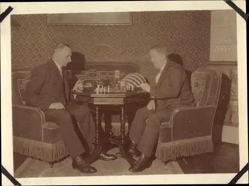 Foto Zwei Männer in Anzügen spielen Schach