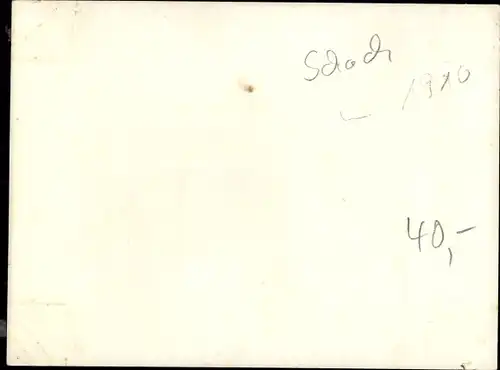 Foto Zwei Männer in Anzügen spielen Schach