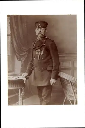 Foto Paul Daniel Müller in der Uniform des Militärvereins, Orden