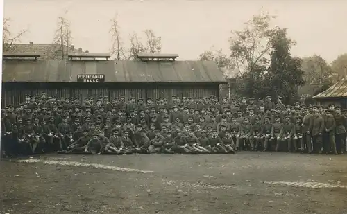 Foto Deutsche Soldaten in Uniform, Feldzug 1914, Personenwagenhalle