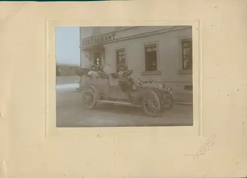 Foto Automobil mit offenem Verdeck vor einem Restaurant 1911