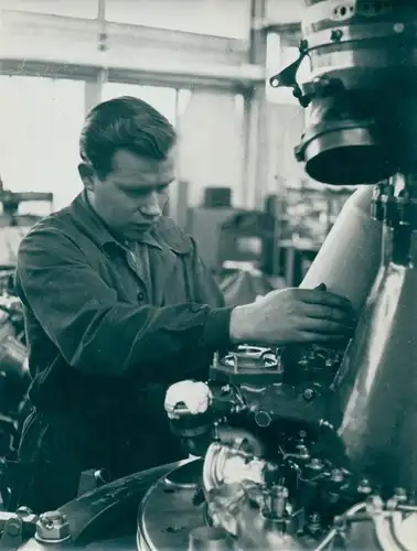 Foto Arbeiter an einer Maschine, Flugzeugteil
