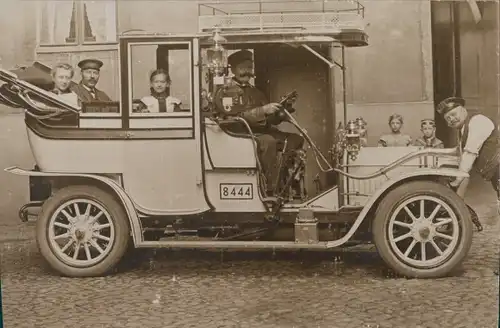 Foto Familie mit Chauffeur in einem Automobil mit offenem Verdeck, Nr. 8444