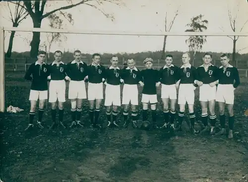 Foto Berlin Charlottenburg, Fußballmannschaft, Gruppenbild, Tor, Sportplatz, Fotograf G. Riebicke