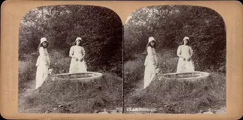 Stereo Foto Rebecca, Zwei junge Frauen an einem Brunnen