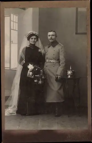 Kabinettfoto Deutscher Soldat in Uniform mit Braut, Hochzeit, Mantel