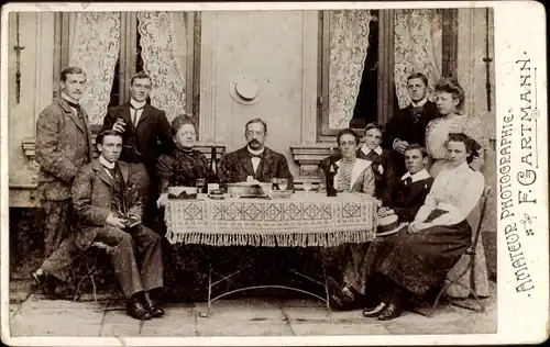 Kabinettfoto Gruppenfoto einer Familie an einem Tisch, Fotograf F. Gartmann
