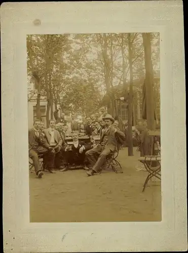 Kabinettfoto Gruppenaufnahme von Männern in einem Gasthausgarten
