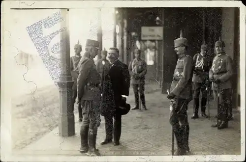 Foto Deutsche Soldaten in Uniformen auf einem Bahnsteig, I WK