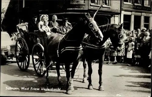 Ak Schagen Nordholland Niederlande, West Friese klederdracht, Kutsche