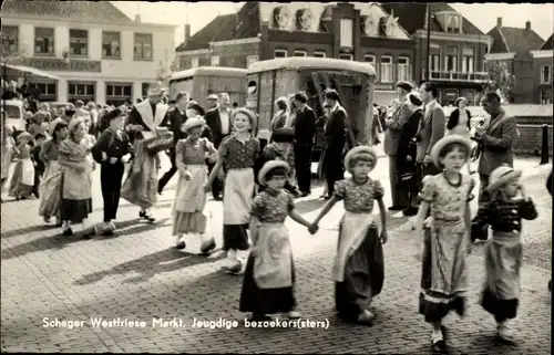 Ak Schagen Nordholland Niederlande, Westfriese Markt, Jeugdige bezoekers