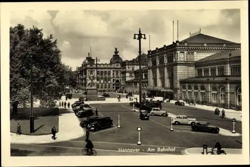 Ak Hannover in Niedersachsen, Straßenpartie, Bahnhof, Autos, Parkplatz