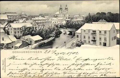 Ak Donaueschingen im Schwarzwald, Hotel Schützen, Blick auf den Ort, Winteransicht