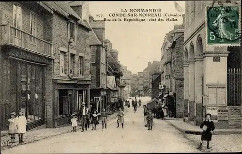 Ak Condé sur Noireau Calvados, Rue de la Republiqe, cote des Halles