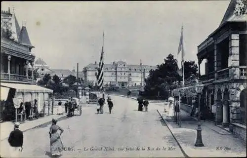 Ak Cabourg Calvados, Le Grand Hotel, vue prise de la Rue de la Mer