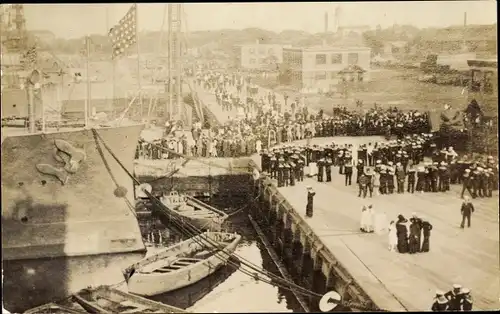 Foto Ak Philadelphia Pennsylvania USA, US Amerikanisches Kriegsschiff und Seeleute im Hafen