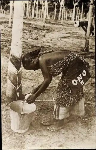 Foto Ak Indien ?, Frau erntet Kautschuk, Gummibaum