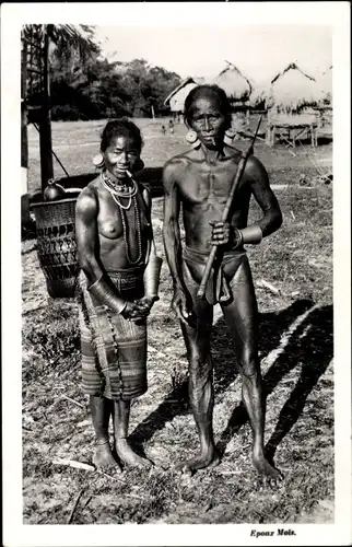 Foto Ak Zwei Vietnamesen, Strohhütten