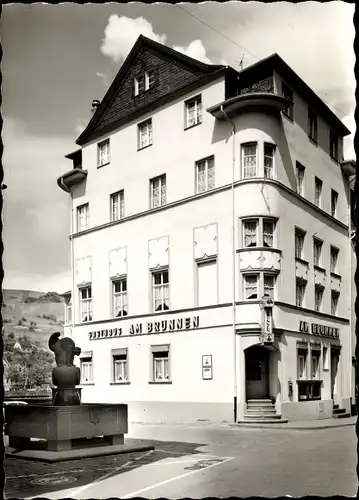 Ak Zell an der Mosel, Blick auf das Gasthaus am Brunnen, Schwarzer Katz Brunnen