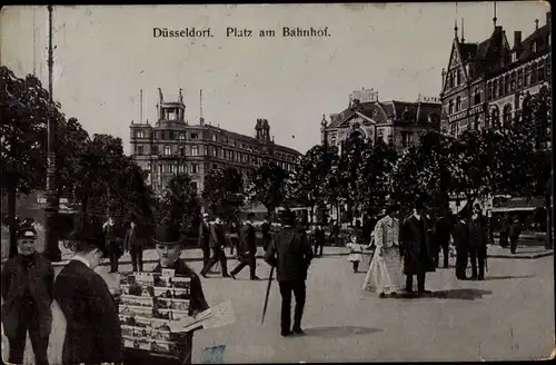 Ak  Düsseldorf am Rhein, Platz am Bahnhof, Ansichtskartenverkäufer