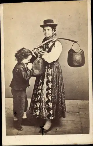 Carte de Visite Frau in italienischer Tracht mit Junge, Fotograf Carlo Ponti Venedig