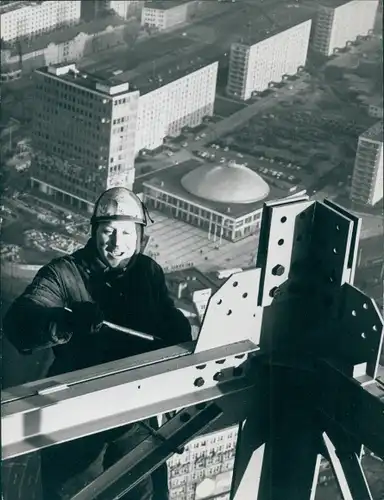 Foto Spremberg, DDR, Berlin Mitte, Telespargel Fernsehturm Baustelle am Alex 1967, Bauarbeiter