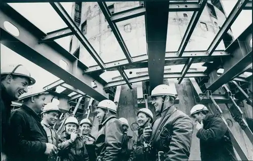 Foto Spremberg, DDR, Berlin Mitte, Telespargel Fernsehturm am Alexanderplatz, Bauarbeiter Pause