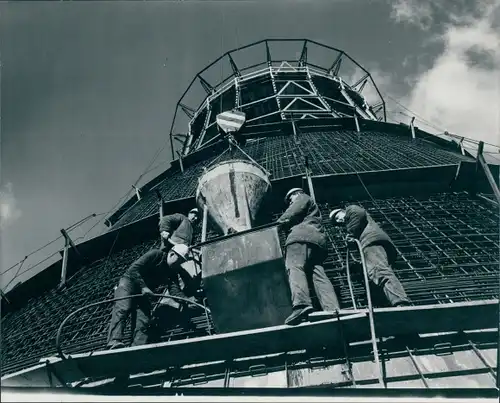 Foto Spremberg, DDR, Berlin Mitte, Alexanderplatz, Telespargel Fernsehturm Baustelle, Betonarbeiter