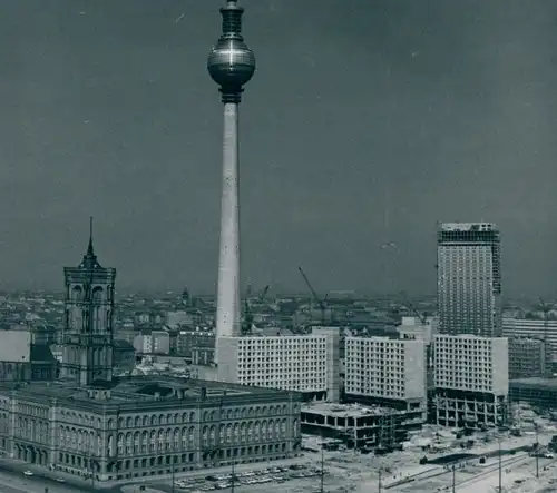 Foto Spremberg, H. J., DDR, Berlin, Alexanderplatz, Blick über das Rote Rathaus auf den Fernsehturm