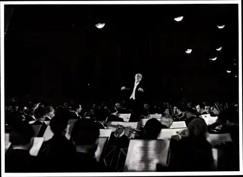 Foto Sass, Dirigent Wilhelm Furtwängler dirigiert sein Orchester