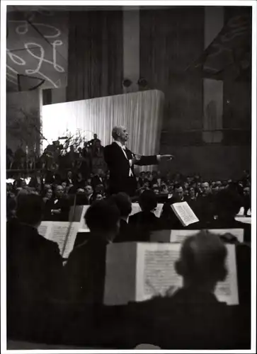 Foto Sass, Dirigent Wilhelm Furtwängler im Konzertsaal mit seinem Orchester