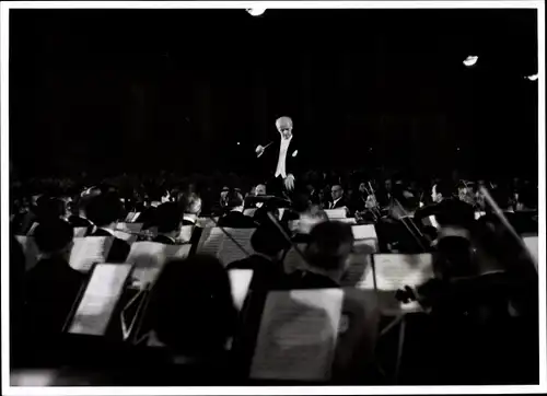 Foto Sass, Dirigent Wilhelm Furtwängler dirigiert sein Orchester