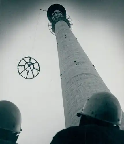 Foto Spremberg, DDR, Berlin Mitte, Telespargel Fernsehturm am Alexanderplatz, Richtfest, Bauarbeiter